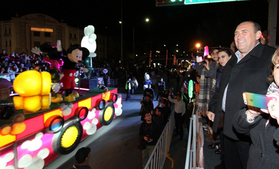       Más de 150 mil personas en Saltillo disfrutan del gran desfile “Noche de Paz”