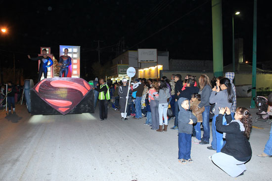 Más de 50 mil personas en Sabinas disfrutan gran desfile “Noche de Paz”