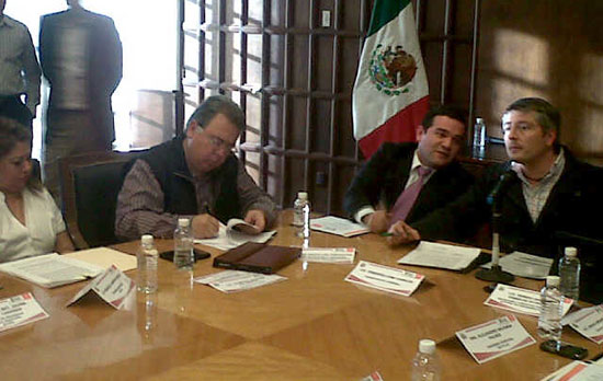Alcalde de Acuña firma en Saltillo convenio del Programa SUBSEMUN 2013