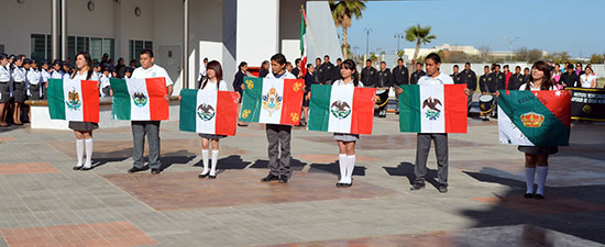 Conmemoran en Acuña el Día de la Bandera Nacional y abanderan a 8 planteles
