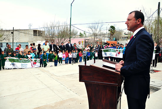 Demuestra alcalde su compromiso con la educación y el medio ambiente