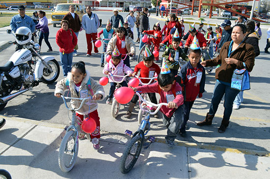 Dentro de proximidad social conviven padres e hijos en paseo en bicicleta