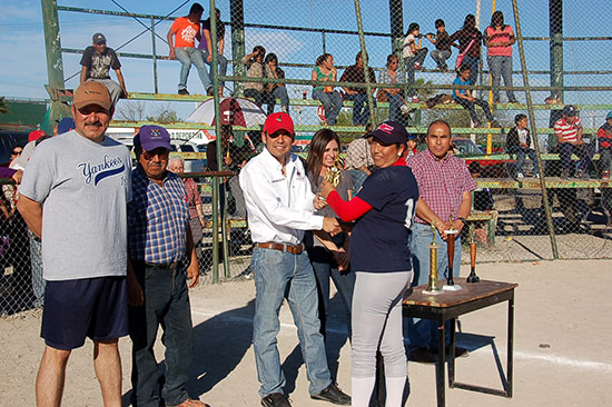 Efectúan juego de estrellas del softbol femenil en Nueva Rosita