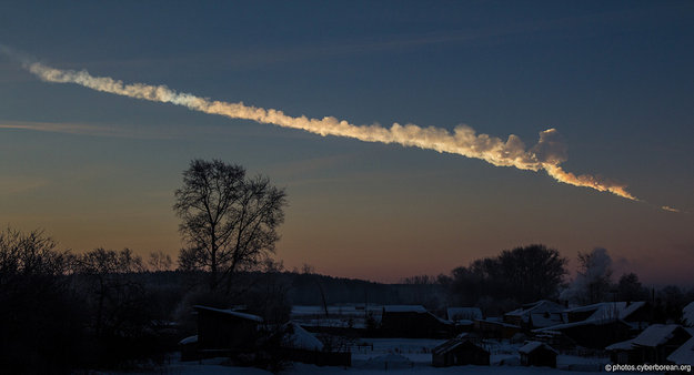  Asteroid trace over Chelyabinsk, Russia, on 15 February 2013 Estela del asteroide sobre Chelyabinsk, Rusia, el 15 de febrero de 2013