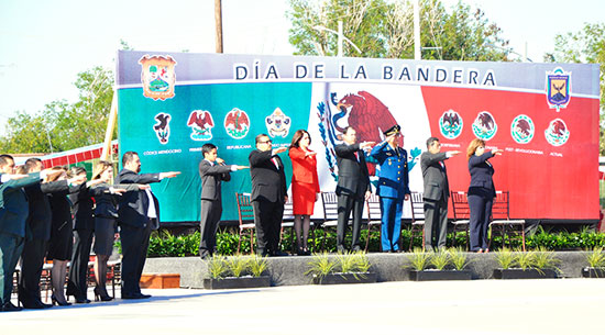 Preside alcalde ceremonia ante la Bandera Nacional más grande del mundo izada