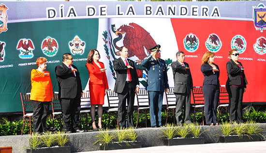 Preside alcalde ceremonia ante la Bandera Nacional más grande del mundo izada