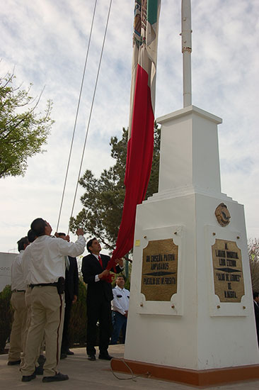 Preside Antonio Nerio ceremonia del Día de la Bandera