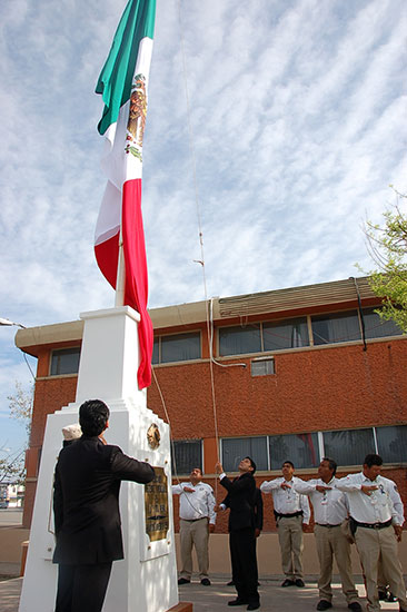 Preside Antonio Nerio ceremonia del Día de la Bandera