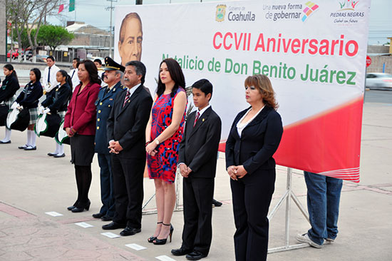Celebran autoridades municipales y educativas 207 Aniversario del natalicio de Don Benito Juárez