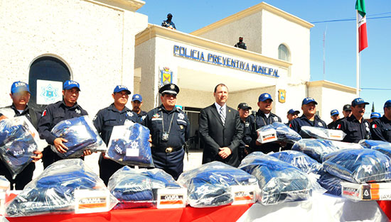 Entrega alcalde uniformes a Policías Municipales