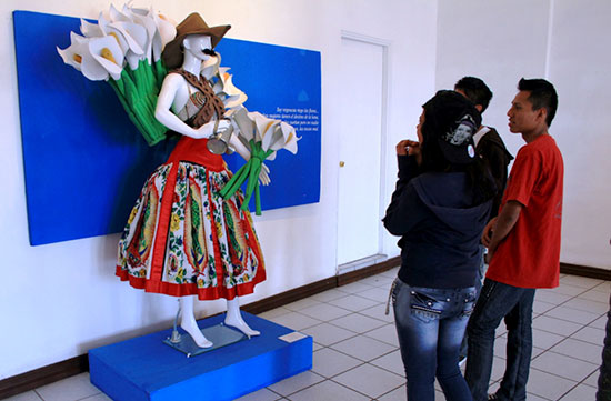 Exhibe municipio trajes de Astrid Hadad en el Teatro García Carrillo