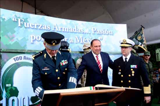 Inaugura Rubén Moreira exposición militar junto a Secretarios de la Defensa y de la Marina