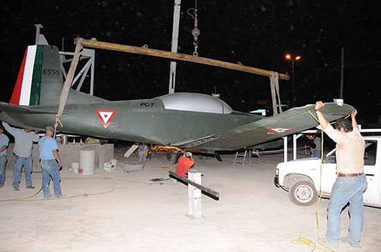 Instalan avión pilatus en bulevard Ejército Nacional