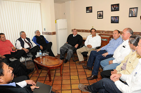 Se reúne gobernador con miembros de CANACO-Monclova