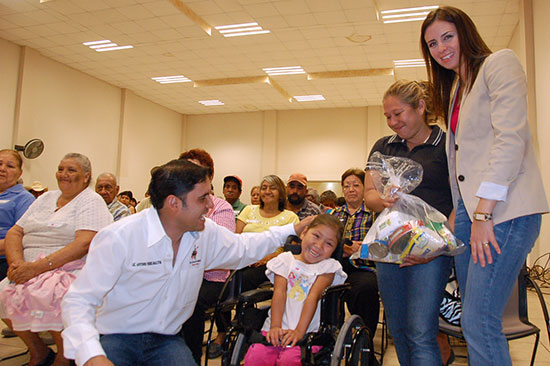 Continúan Antonio y Anateresa Nerio con el programa municipal de despensas saludables