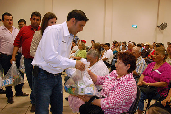 Continúan Antonio y Anateresa Nerio con el programa municipal de despensas saludables