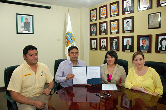 Firma Antonio Nerio convenio con el Tec de Monterrey