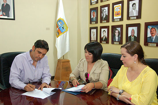 Firma Antonio Nerio convenio con el Tec de Monterrey