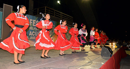 Más de 800 espectadores disfrutaron la danza folklórica de estudiantes de primaria en el tercer día del Festival 2013