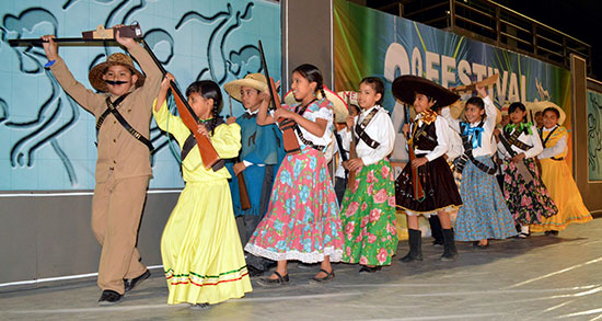 Más de 800 espectadores disfrutaron la danza folklórica de estudiantes de primaria en el tercer día del Festival 2013