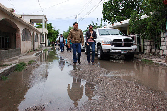 Apoyan Antonio y Anateresa a familias afectadas por tormenta