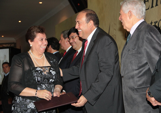 Entrega el gobernador Rubén Moreira preseas a maestros por 30 y 40 años de servicio 