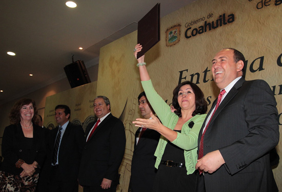 Entrega el gobernador Rubén Moreira preseas a maestros por 30 y 40 años de servicio 
