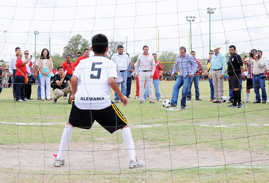 Inauguran alcalde y Cuauhtémoc Blanco, el Torneo Interbarrios 2013 de futbol soccer