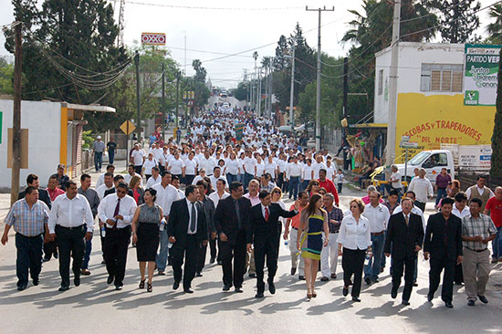 Preside Antonio Nerio desfile del día del trabajo