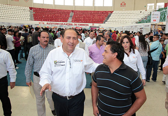 Recorre Rubén Moreira la Feria del Empleo para jóvenes de Torreón