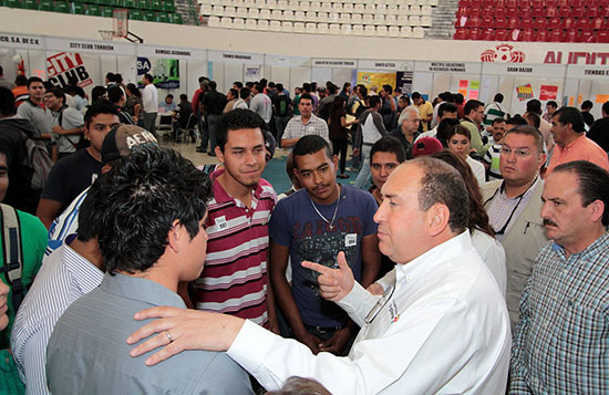 Recorre Rubén Moreira la Feria del Empleo para jóvenes de Torreón