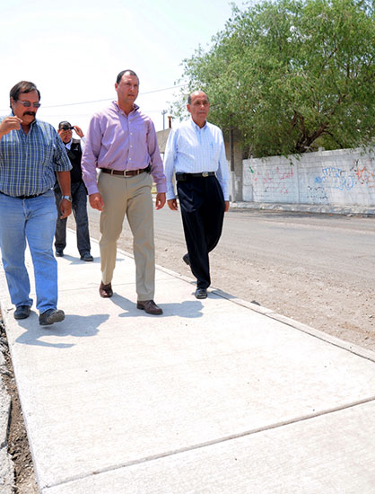 Supervisa alcalde recarpeteo y construcción de banquetas en Par Vial Alejo González