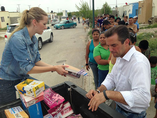 El senador Luis Fernando Salazar entrega 4 mil pares de zapatos en Piedras Negras