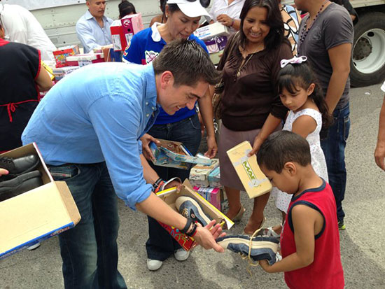El senador Luis Fernando Salazar entrega 4 mil pares de zapatos en Piedras Negras
