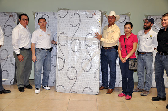 Entrega IEPC donativo de mil colchones para familias de Piedras Negras