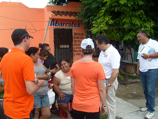 Visita Lenin Pérez Rivera a vecinos de La Rivera, Granjas del Valle y División del Norte