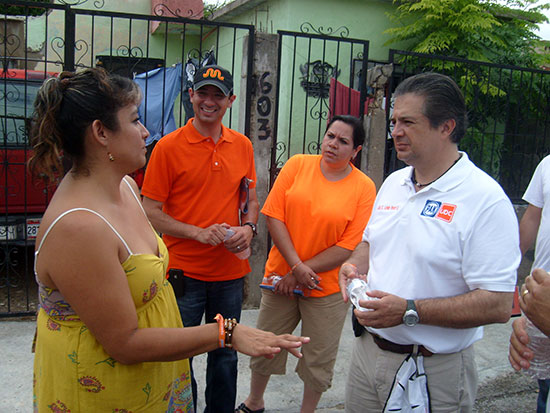 Visita Lenin Pérez Rivera a vecinos de La Rivera, Granjas del Valle y División del Norte