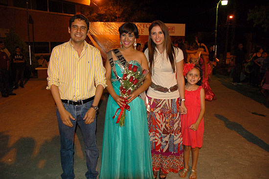 Atestiguan Antonio y Anateresa Nerio elección de reina de Astro Feria Rosita 2013