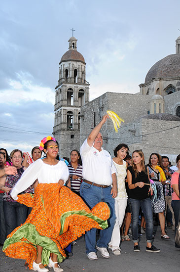 Celebran 324 Aniversario de Monclova con callejoneada