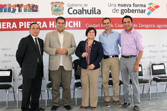 El organizador del evento, Jorge Ramón Montemayor, acompañado d David E. Marquez, Jennifer T. Martínez y Al Arreola.