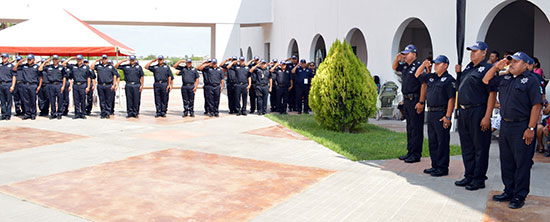 Encabeza alcalde ceremonia de graduación de 30 cadetes de la Academia de la Policía Municipal