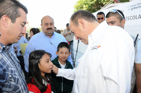 Entrega Rubén Moreira apoyos escolares a alumnos de primaria de ejido de Arteaga 