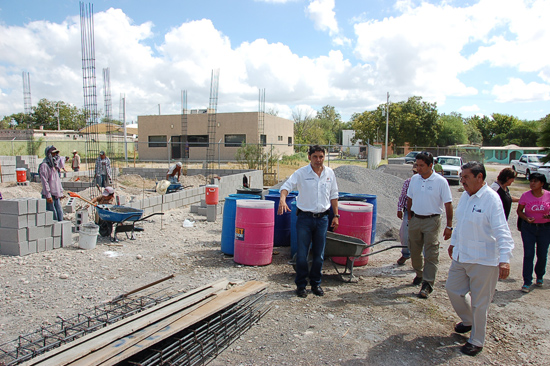 Antonio Nerio y  Delegado Estatal de CONAFE supervisan avance de obra de oficinas regionales en Rosita 