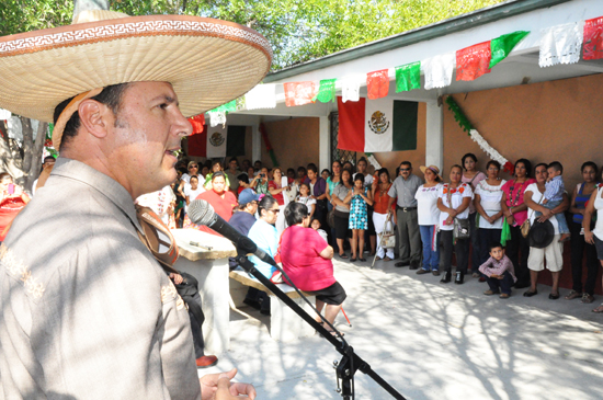 Celebra alcalde con alumnos del CAM 34 Grito de Independencia