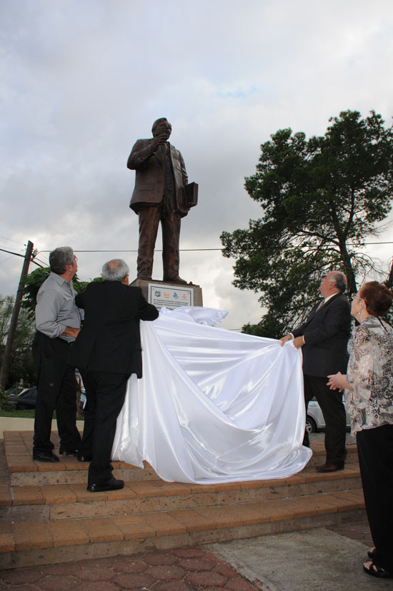 Devela alcalde Melchor Sánchez placa y monumento al profesor Cuauhtémoc Cortés