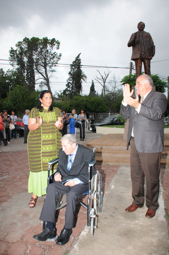 Devela alcalde Melchor Sánchez placa y monumento al profesor Cuauhtémoc Cortés