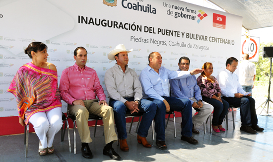 Inauguran gobernador y presidente municipal bulevar y puente Centenario