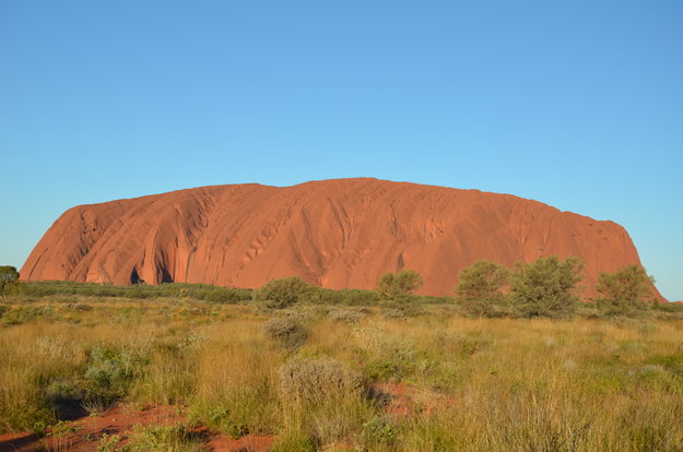 La montaña Uluru/Ayers Rock, en mitad del desierto en Australia, es la protagonista de esta imagen del satélite Kompsat-2.