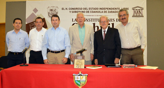  PRESENTAN EL LIBRO LAS CONSTITUCIONES DE COAHUILA 