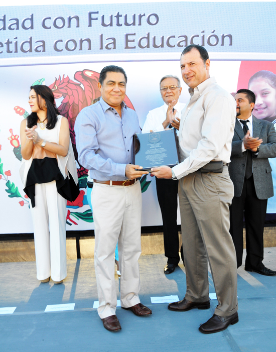 Reconocen alcalde y sector educativo a Salvador Chavarría Delgado